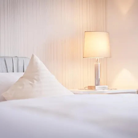 Bed & Breakfast Spies 3*