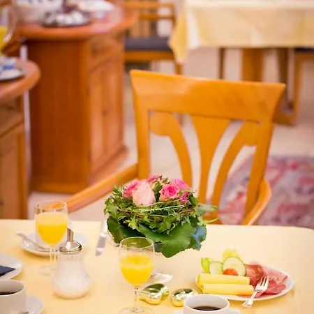 Bed & Breakfast Spies 3*