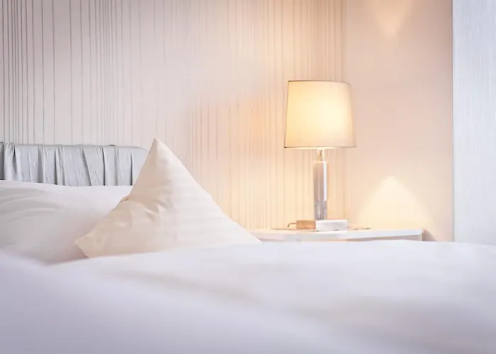 Bed & Breakfast Spies 3*