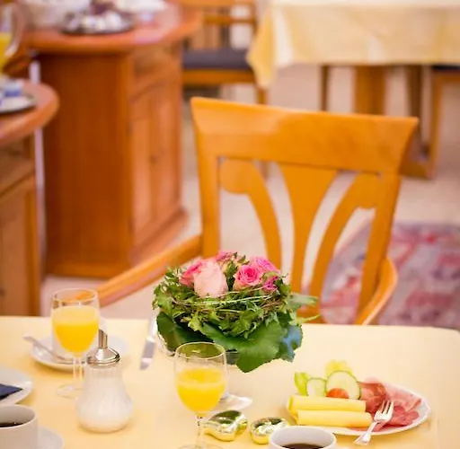 Bed & Breakfast Spies 3*